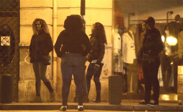 Mujeres nigerianas ejercen la prostitución en el centro de Bilbao, en una foto de archivo.