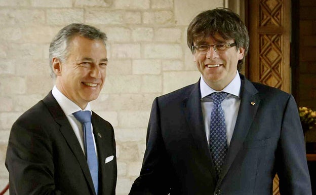 Iñigo Urkullu y Carles Puigdemont, durante la reunión que mantuvieron en junio en Barcelona.