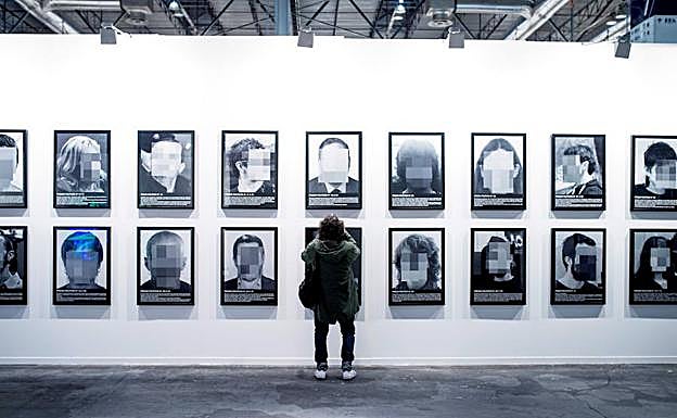 Obra 'Presos Políticos', del español Santiago Sierra, pertenecienta a la galería Helga Alvear, en la edición 2018 de ARCO. 