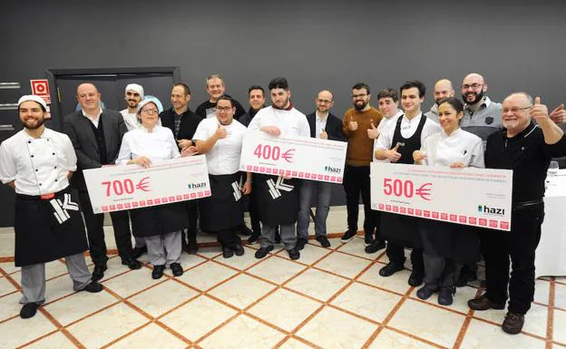 Los premiados, con los representantes institucionales y los cocineros del jurado.