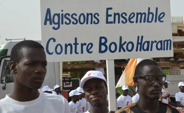Varias personas muestran una pancarta con el lema 'Vamos a actuar juntos contra Boko Haram' durante una manifestación en Nigeria. 