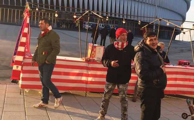 Aficionados del Spartak en los alrededores de San Mamés.