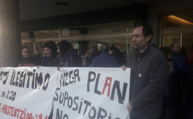 En la concentración de rechazo al plan solo hubo medio centenar de personas.