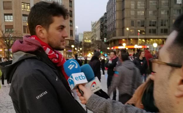 Sergei habla para los medios.