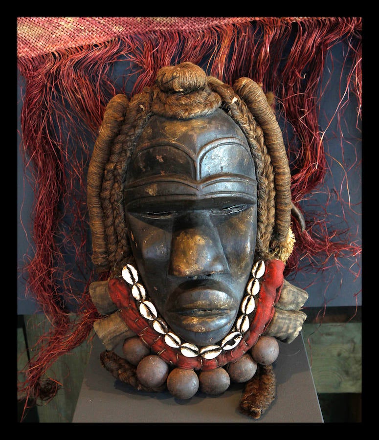 El periodista Luis Pancorbo muestra en Vitoria 'Senderos del Mundo'; una exposición de 180 piezas con historia