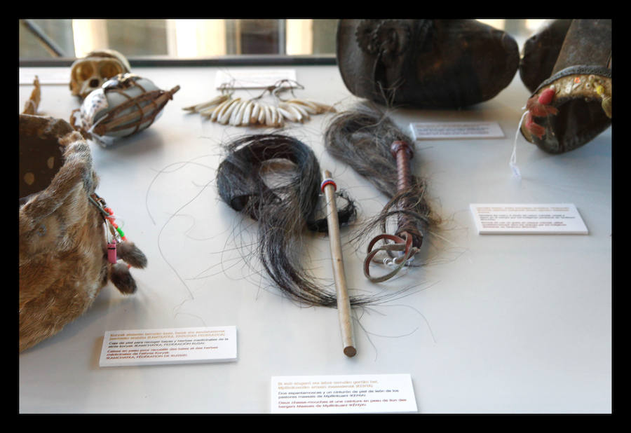 El periodista Luis Pancorbo muestra en Vitoria 'Senderos del Mundo'; una exposición de 180 piezas con historia