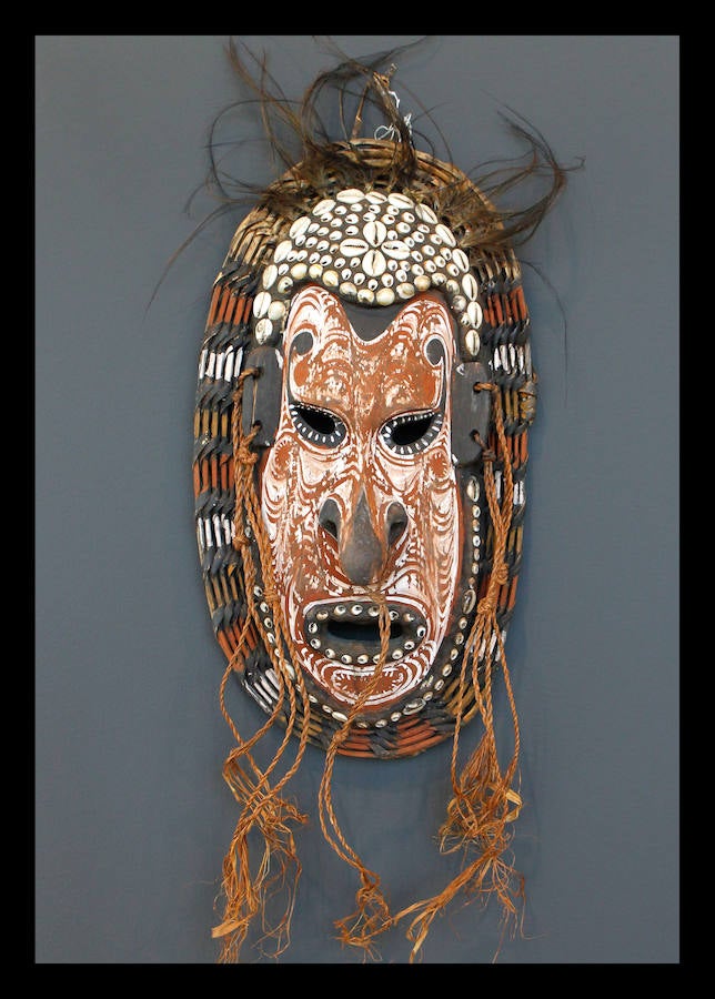 El periodista Luis Pancorbo muestra en Vitoria 'Senderos del Mundo'; una exposición de 180 piezas con historia