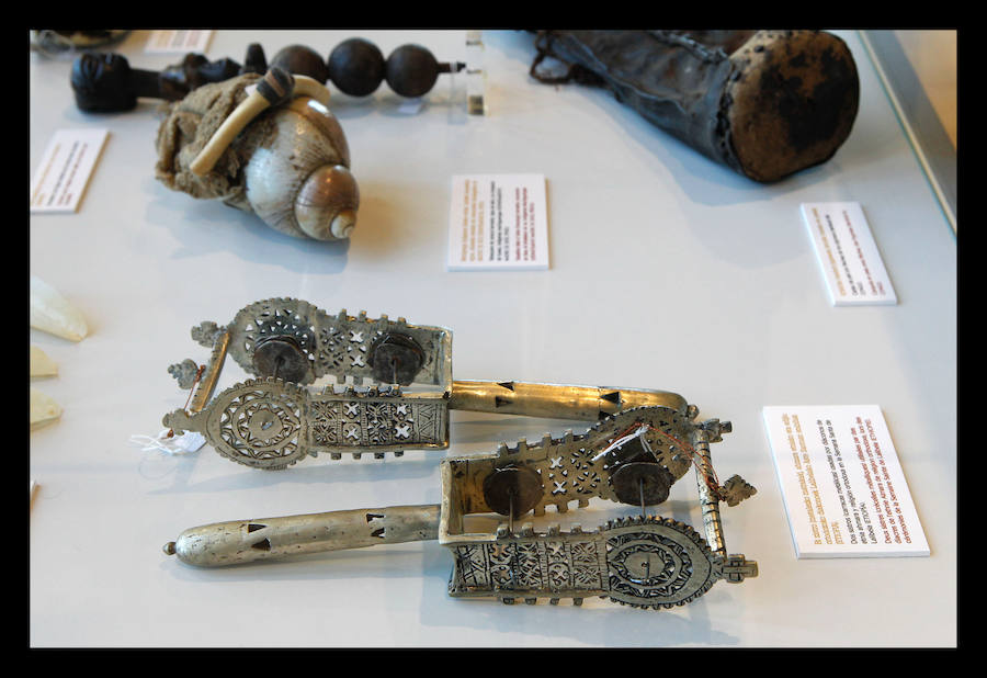 El periodista Luis Pancorbo muestra en Vitoria 'Senderos del Mundo'; una exposición de 180 piezas con historia