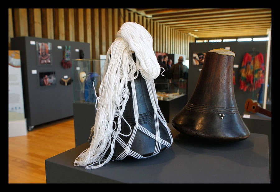 El periodista Luis Pancorbo muestra en Vitoria 'Senderos del Mundo'; una exposición de 180 piezas con historia