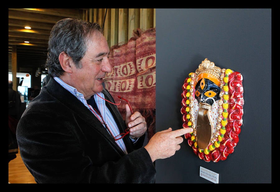 El periodista Luis Pancorbo muestra en Vitoria 'Senderos del Mundo'; una exposición de 180 piezas con historia