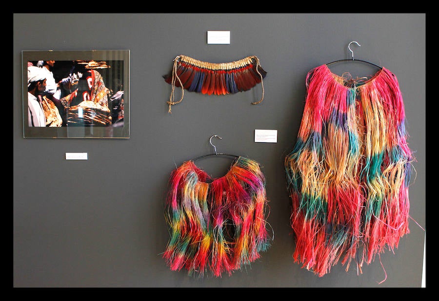 El periodista Luis Pancorbo muestra en Vitoria 'Senderos del Mundo'; una exposición de 180 piezas con historia