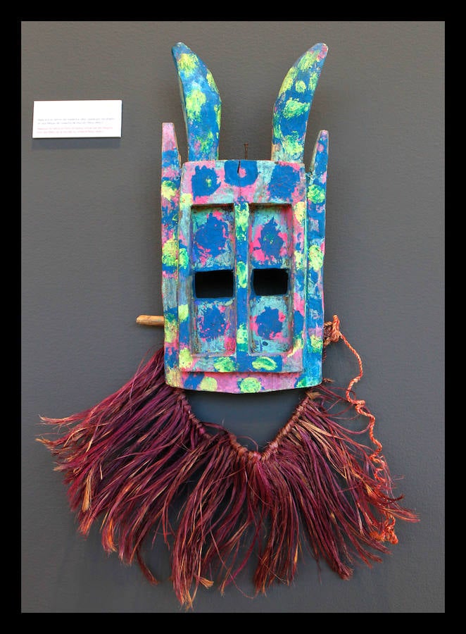 El periodista Luis Pancorbo muestra en Vitoria 'Senderos del Mundo'; una exposición de 180 piezas con historia