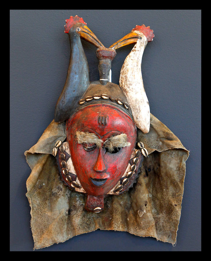 El periodista Luis Pancorbo muestra en Vitoria 'Senderos del Mundo'; una exposición de 180 piezas con historia