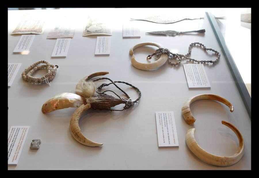 El periodista Luis Pancorbo muestra en Vitoria 'Senderos del Mundo'; una exposición de 180 piezas con historia