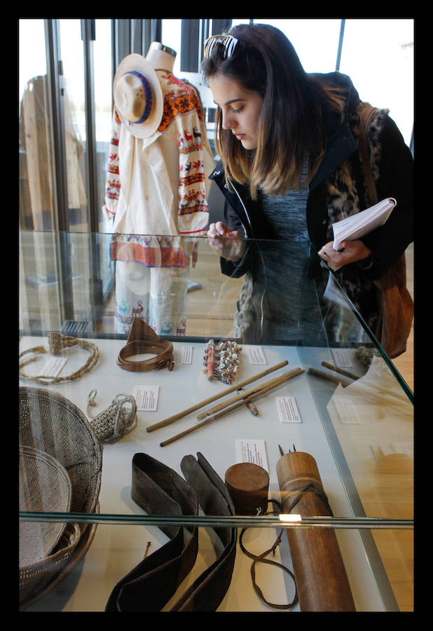 El periodista Luis Pancorbo muestra en Vitoria 'Senderos del Mundo'; una exposición de 180 piezas con historia