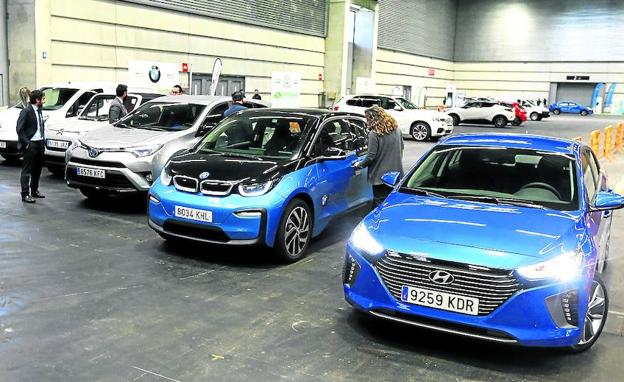 Los coches eléctricos ya están listos para ser probados en el circuito de dos vueltas del BEC. 