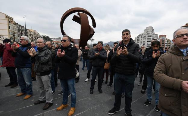 Ciudadanos concentrados frente al Ayuntamiento de Bilbao.