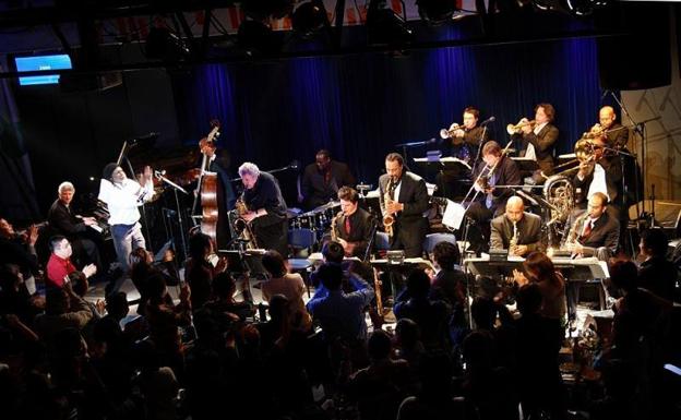 Imagen principal - The Mingus Big Band (arriba), Hudson (izquierda) y Corey Henry. 