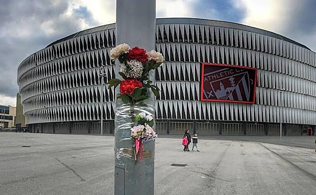 Ramo de flores colocado en un poste junto a San Mamés.