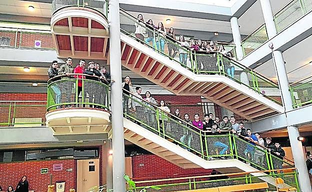 Parte del alumnado que actualmente cursa sus estudios en el edificio Errabe. 