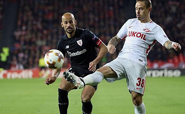 Mikel Rico, en el partido contra el Spartak, cuando se lesionó.