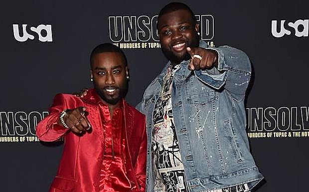 Los actores Marcc Rose (i) and Wavyy Jonez posan.