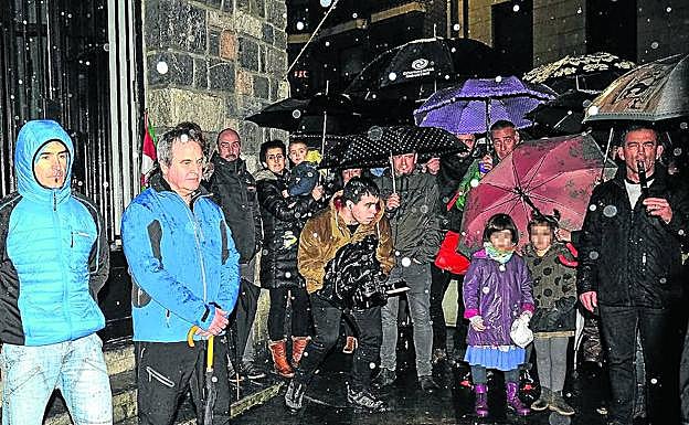 Iñaki Igerategi e Ignacio Otegi fueron agasajados por un par de cientos de personas en Andoain tras salir de prisión. 