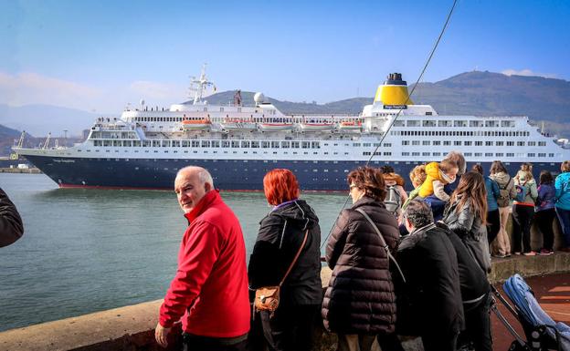 El 'Saga Sapphire' arribó este domingo a la terminal de Getxo, entre una expectación lógica al tratarse del primer crucero de la temporada.
