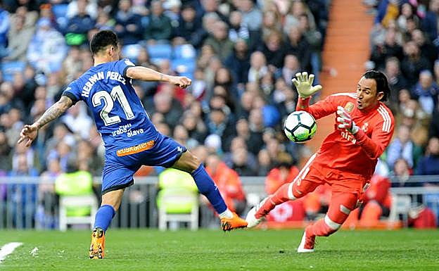 A pesar del fuerte golpe, el jugador paraguayo finalizó el encuentro sobre el césped. 