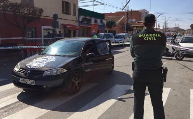 En la imagen, el coche de la víctima, en una zona acordonada.