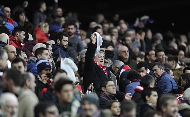 La afición ha mostrado pañuelos contra el juego del Athletic.