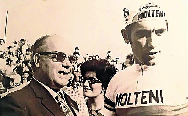 Mecenas. Justino Adrada, presidente de honor de la SVAC, trajo a Merckx a la inauguración del club.