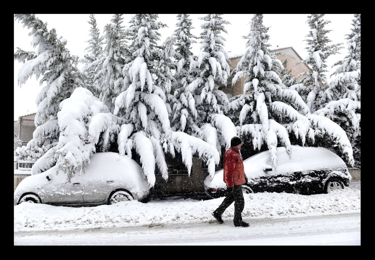 Una ola de frío siberiano recorre ciudades como Roma, Belgrado, Salónica o Berna. Al menos cuatro personas murieron a consecuencia de las bajas temperaturas, que perturbaron los sistemas de transporte de varios países y obligaron en muchas ciudades a cerrar las escuelas.