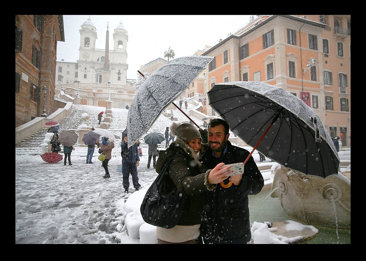 Una ola de frío siberiano recorre ciudades como Roma, Belgrado, Salónica o Berna. Al menos cuatro personas murieron a consecuencia de las bajas temperaturas, que perturbaron los sistemas de transporte de varios países y obligaron en muchas ciudades a cerrar las escuelas.