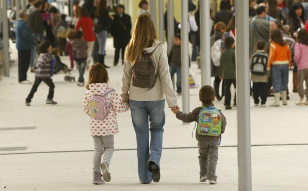 Varios alumnos acceden a un colegio de Vitoria.