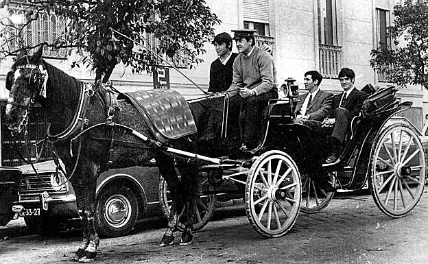 Arieta y Uriarte, al mando de la calesa, con Iribar y Rojo de pasajeros, en Sevilla en febrero de 1970. 