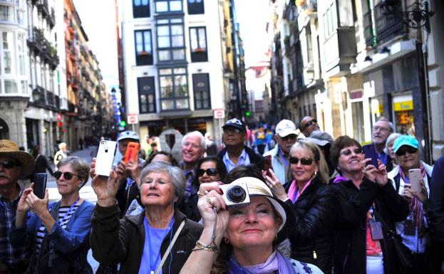 Imagen de un grupo de turistas en el Casco Viejo. 