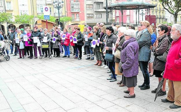 Un momento de la concentración en solidaridad con las mujeres y contra de la violencia de género celebrada en la Plaza de la Paz el ejercicio pasado.