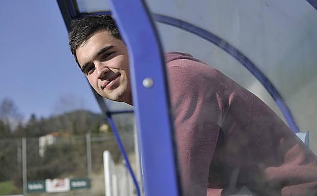 Julen Calleja, en el banquillo del campo de Zaldibar. 