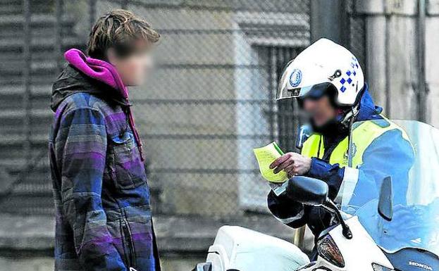 Un agente de la Policía Local sanciona a un ciudadano durante la huelga.