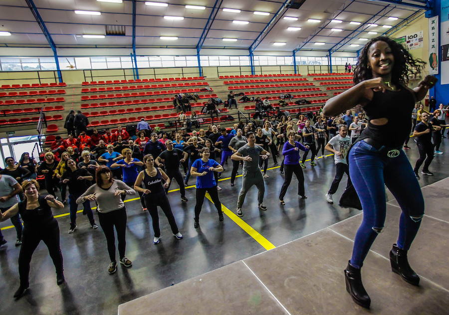 Talleres de danza en la anterior edición del festival solidario en Bermeo. 