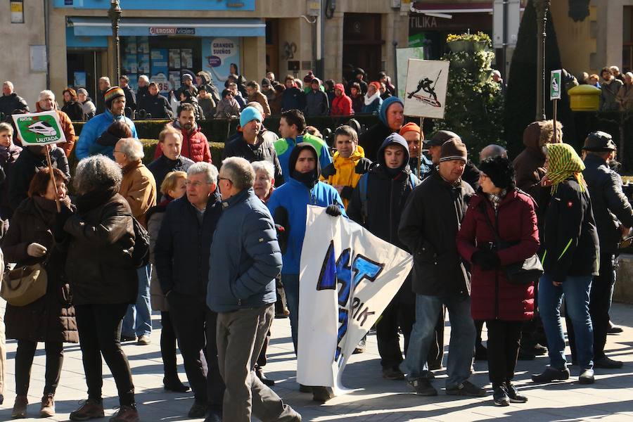 Fotos: Concentración en Vitoria contra el Tren de Alta Velocidad