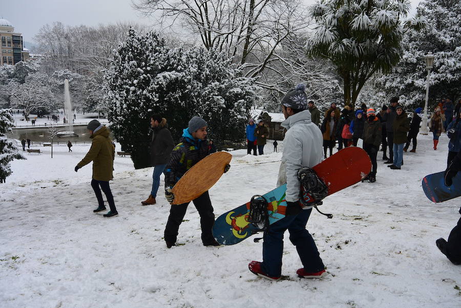 Los bilbaínos se han acercado al parque desde primera hora para disfrutar de una estampa de postal