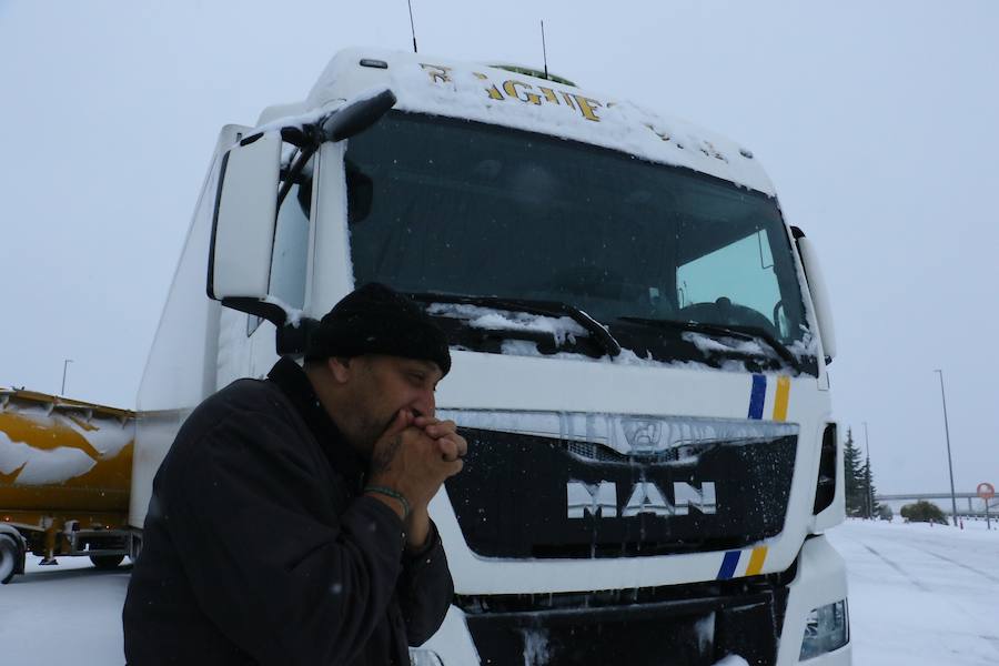 Fotos: La nieve colapsa las carreteras alavesas