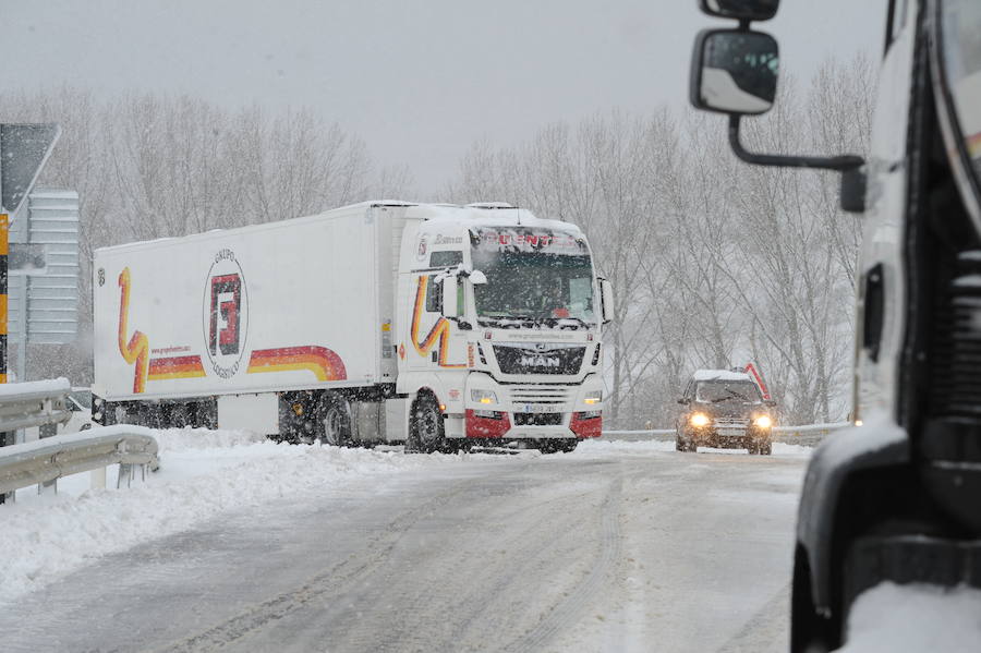 Fotos: La nieve colapsa las carreteras alavesas