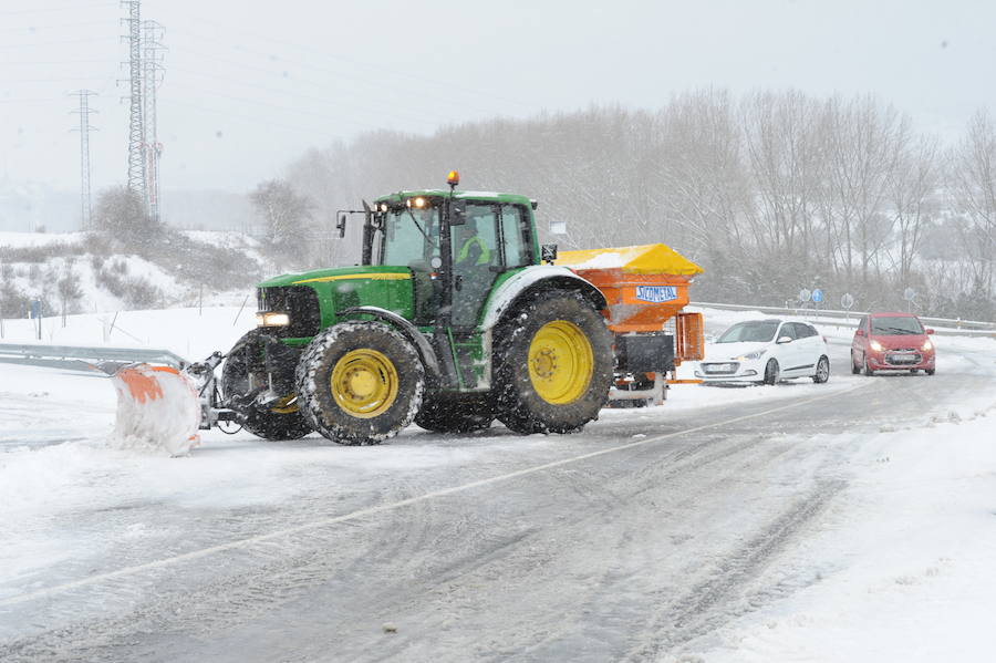 Fotos: La nieve colapsa las carreteras alavesas