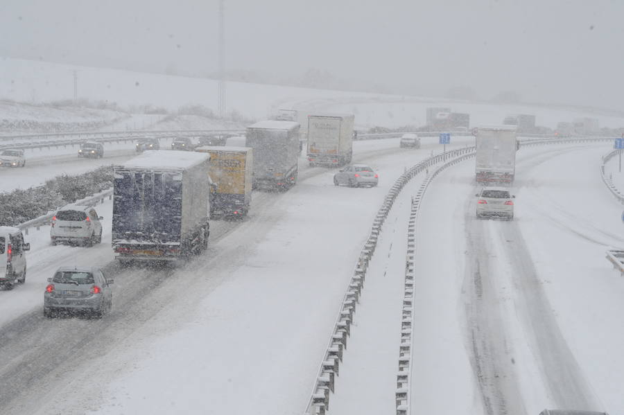 Fotos: La nieve colapsa las carreteras alavesas