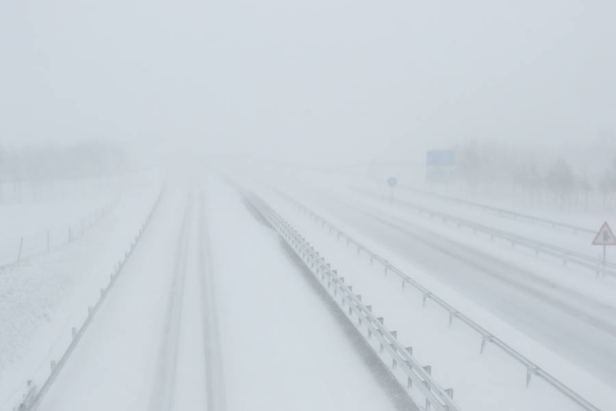 Fotos: La nieve colapsa las carreteras alavesas