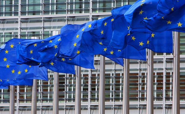 Banderas de la Unión Europea ondean en Bruselas.