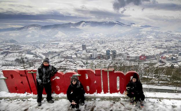 Una ciudad de postal. La nevada provocó que miles de personas se lanzaran a los parques y montes de Bilbao, como Artxanda, para inmortalizar una estampa atípica.